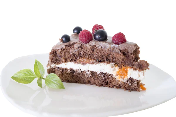 Stück Schokoladenkuchen mit frischen Beeren und Minze — Stockfoto