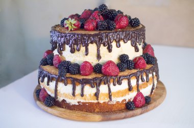 kek çikolata ve çilek