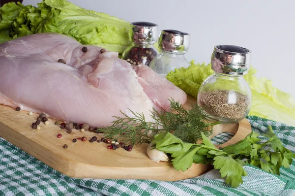 Frisches Hühnchen mit Grünzeug und Platz — Stockfoto