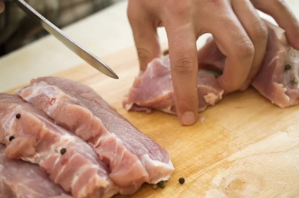 Fleisch in Stücke geschnitten auf einem Holzbrett — Stockfoto