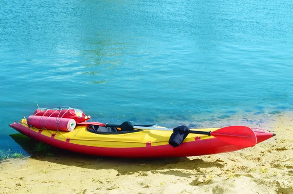 Kajak mit Ruder steht am Ufer — Stockfoto