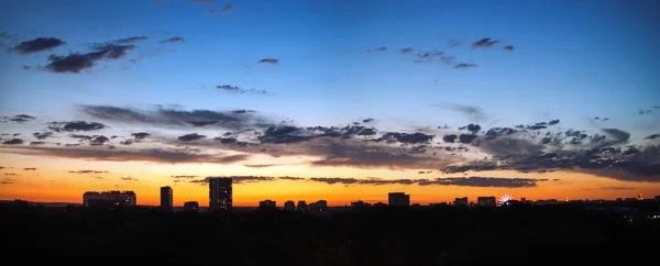 Закат неба над городом — стоковое фото