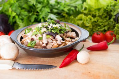 Yeşiller, acı kırmızı biber ile sebze güveç