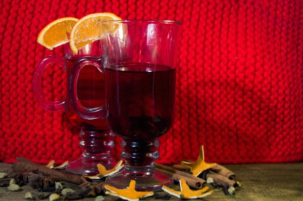 Glasses of mulled wine and spices — Stock Photo, Image