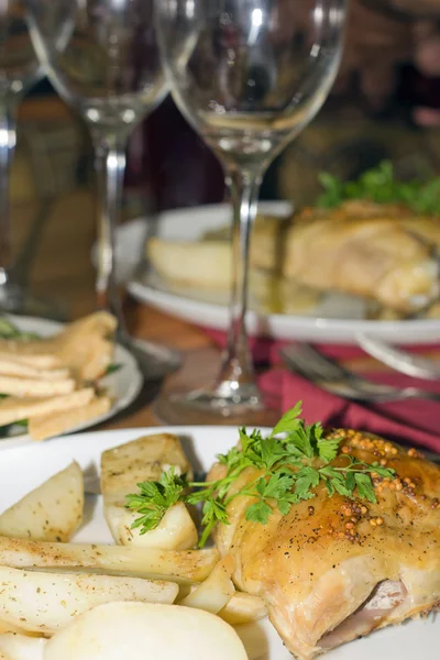 Tisch mit Essen und Gläsern dekoriert — Stockfoto