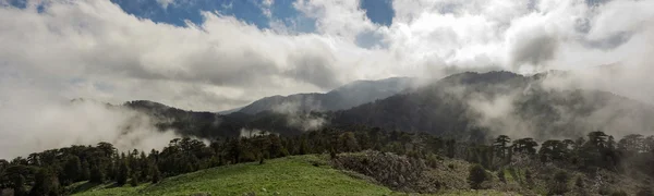 美しい白い雲と山の風景 — ストック写真