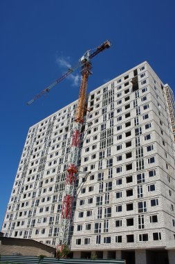 çok katlı bir vinç ile bina