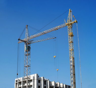 bir tuğla apartman inşaat Vinçler