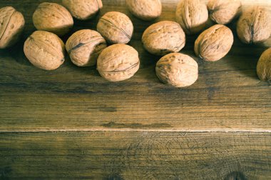 ahşap arka plan üzerinde bütün ceviz