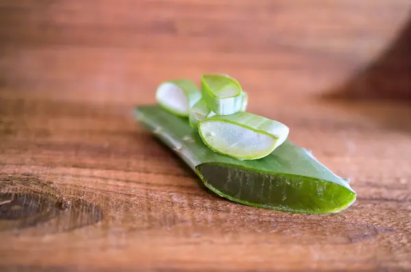 Aloe vera em fundo de madeira — Fotografia de Stock