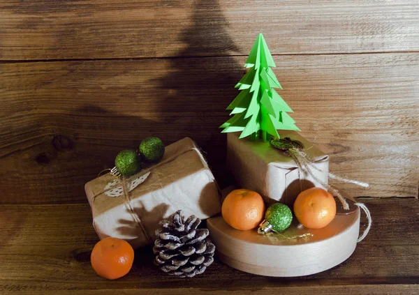 Weihnachtsgeschenke und Spielzeug auf dem Holzgrund — Stockfoto