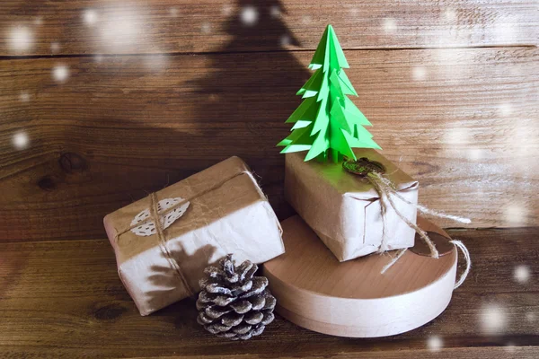 Weihnachtsgeschenke und Spielzeug auf dem Holzgrund — Stockfoto
