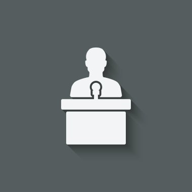 adam mikrofon ile podyumda