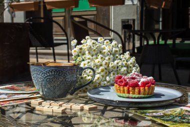 Sokaktaki bir kafede hayat, kahve ve kek