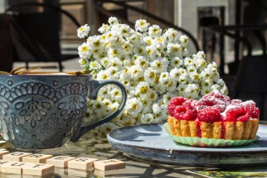 Sokaktaki bir kafede hayat, kahve ve kek