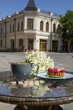 Sokaktaki bir kafede hayat, kahve ve kek