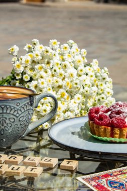 Sokaktaki bir kafede hayat, kahve ve kek