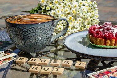 Sokaktaki bir kafede hayat, kahve ve kek