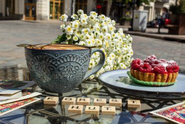 Sokaktaki bir kafede hayat, kahve ve kek