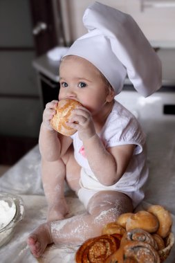 Çocuk chef şapka kek yiyor