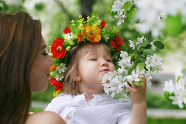 Elma ağacı tomurcukları koklama çiçek çelenk içinde bebek