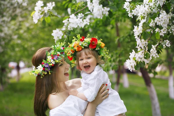 Mamma med bebis i famnen glad — Stockfoto