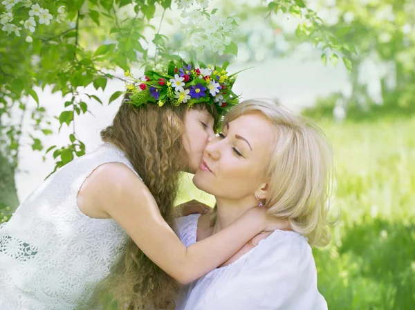 Daughter kissing mom — Stock Photo, Image