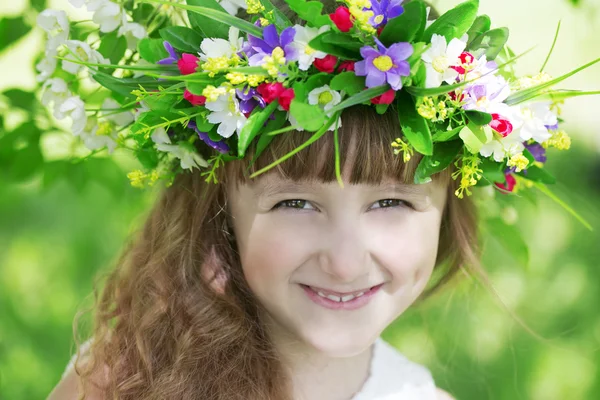 Chica en una corona de flores — Foto de Stock