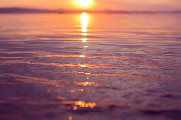 The water reflecting the red sunset — Stock Photo, Image