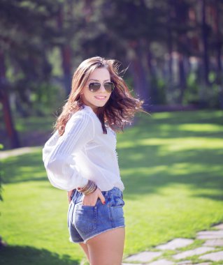 gülümseyen kız kot şort ve gözlük