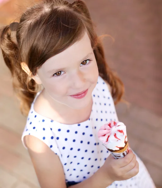 Smiling beautiful girl holding ice cream — Stock Photo, Image