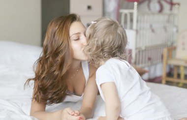 genç bir kadın bir yatakta yatıyor