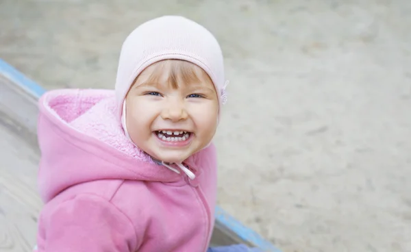 Retrato de un bebé sonriente en un paseo — Foto de Stock