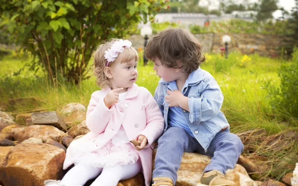 Девочка и мальчик смотрят друг на друга — стоковое фото