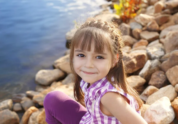 Smiling girl by the pond — Stock Photo, Image