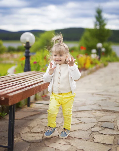 La niña en el parque indignada — Foto de Stock