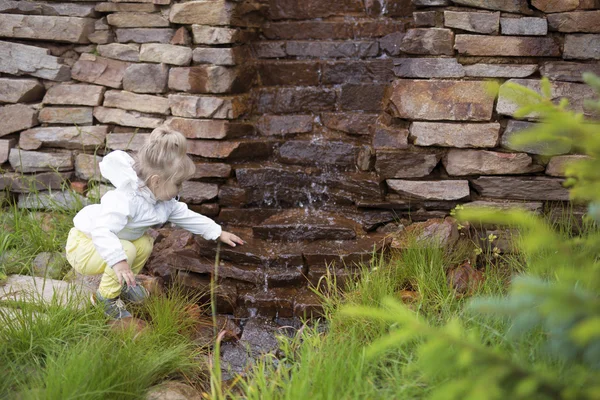 Dítě před malým vodopádem — Stock fotografie