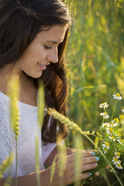 Beautiful girl with field flowers — Zdjęcie stockowe