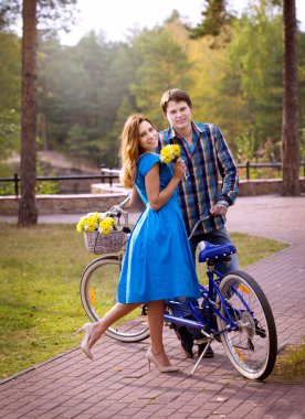Bir kız ve bir delikanlı tandem parkta