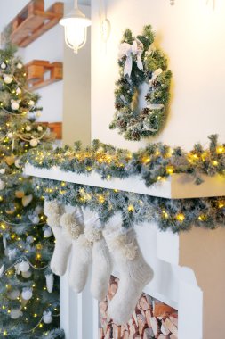 Noel dekorasyonu bir şömine