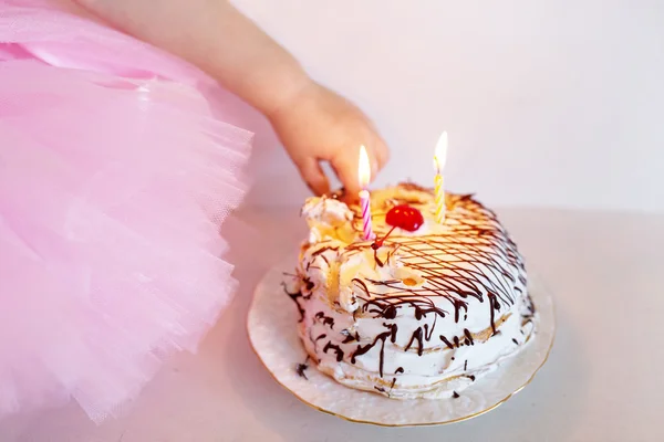 Los niños manejan el pastel de cumpleaños con velas —  Fotos de Stock