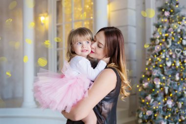 Anne ile kızı Noel atmosferi elinde üzerine