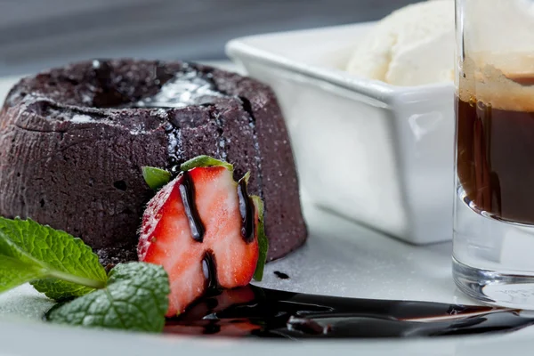 Schönes Dessert auf weißem Teller Stockbild