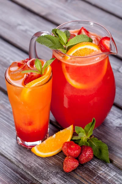 Orange and strawberry iced tea — Stock Photo, Image