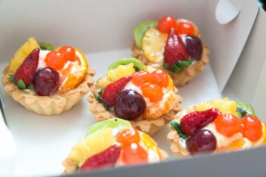 Beyaz kutu içinde beş kek