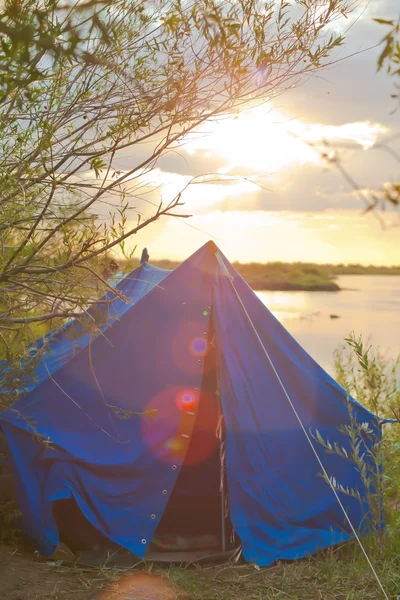 Tent camping near river in summer day — Stock Photo, Image