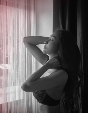 Siyah iç çamaşırı giyen, portre modeli pozu veren seksi bir kadının bulanık hareketi.