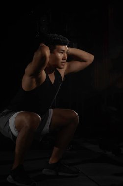 Yong Man poz veriyor, vücut ve kaslar için egzersiz yapıyor, modellik yapıyor..