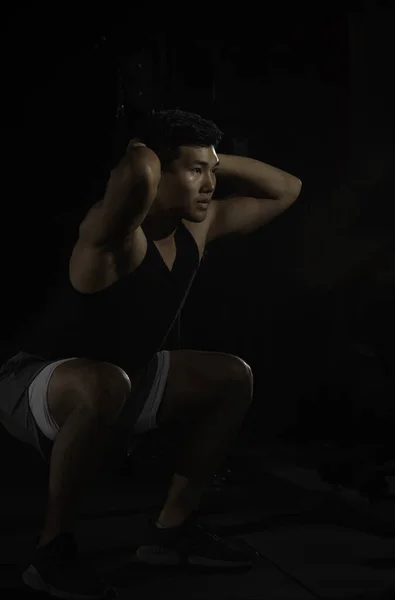 Yong Man Gör Squat Pose Motion För Byggd Passform Och — Stockfoto