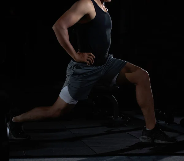 Corpo Yong Homem Fazendo Squat Pose Exercício Para Construído Forma — Fotografia de Stock